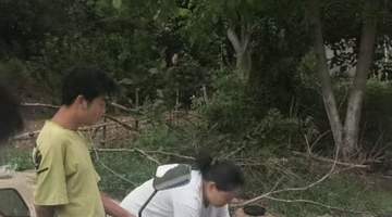 甘肃西和县灯塔村因持续干旱陷入饮水困境 村民背水拉水维持生计引关注 当地已着手解决相关问题