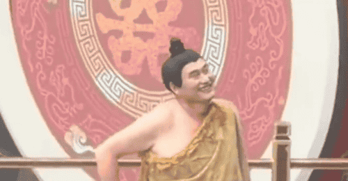 大衣哥现身淘金小镇化身NPC 上台时裙子掉了逗笑全场