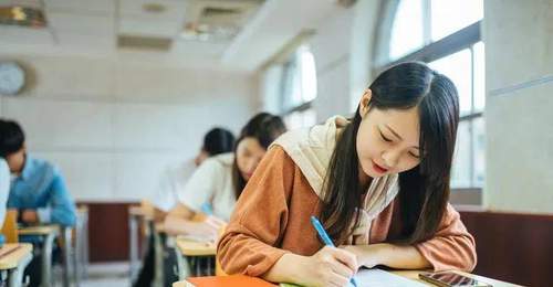 高考志愿填报乱象:一场300亿的"信息焦虑"收割战