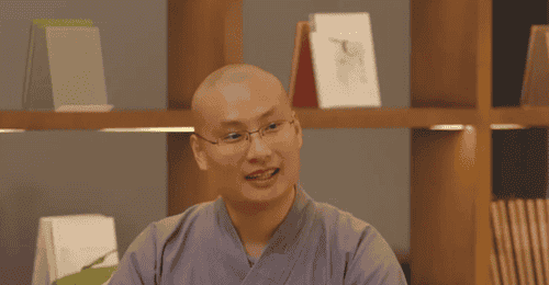 高僧沉迷CS而走红,穿僧衣观看比赛,被问游戏里击杀算不算破戒?