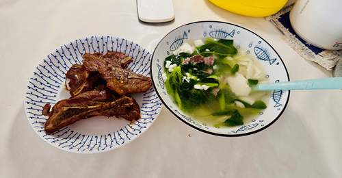 一菜一汤,母女俩的一餐,吃很饱