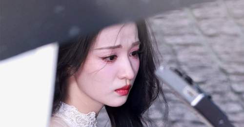 王楚然穿白裙吹泡泡 眉眼低垂温婉动人