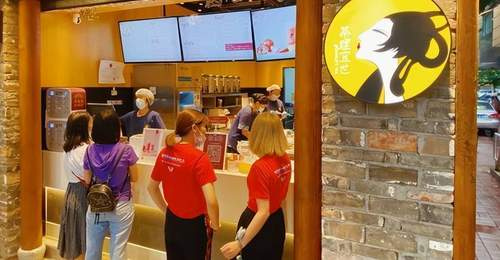 广州这家奶茶店几乎随处可见，游客看着却很眼熟：这是山寨的吗？