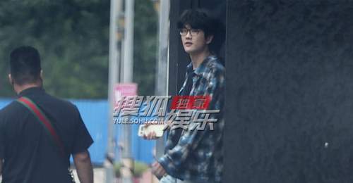 许嵩现身舞室筹备演唱会 清爽格子衬衫少年感十足