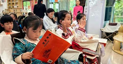 西藏日喀则市图书馆:夏日书香拂面来 避暑“充电”正当时