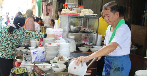 金边乌亚西市场旁隐藏美食巷:烟火气中的地道风味