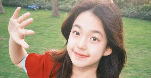 刘畊宏晒小泡芙13岁生日照 亭亭玉立形似妈妈