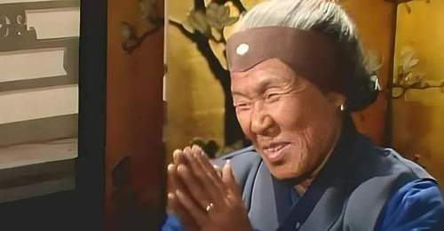 进贾府的刘姥姥最先遇到的那位好心人，原来藏着最暖心的红楼细节里
