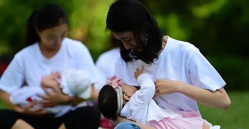 路边哺乳遭讥讽？宝妈分享喂养经历 网友直呼有奶被羡不用省奶粉钱
