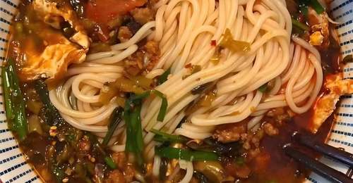 腊肉米线煲红油咕噜冒 邀你解锁暖身又对味的烟火食趣