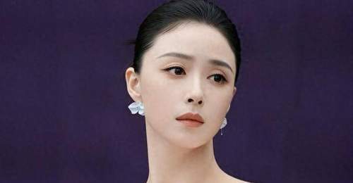 43岁蒋欣清凉写真登场 观众热议丰腴之美尽显多元魅力