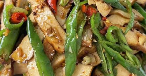 跟着家常小炒学做鲜辣入味的香干 体会少油快炒里的下饭仪式感