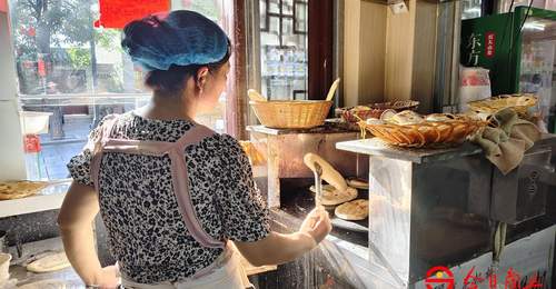 商丘古城里的非遗盛宴 亲手体验卢家缸炉烧饼的酥香滋味