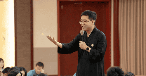 家长为何追捧传销犯式“国学大师”?辨伪多元教育骗局,警惕精神陷阱与育儿盲从