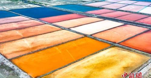 8月5日鄂尔多斯北大池盐湖成打卡热点 游客赴夏末秋初的斑斓天地寻趣