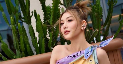 李彩桦现身维港笑容舒展,从艾莉到从容状态,单身也能活成专属风景