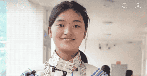 彝族姑娘查分后转头先喂猪,她心仪的大学回应了!