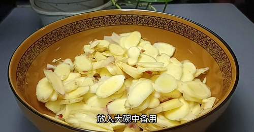 仔姜这样做成小咸菜,口感脆嫩,鲜甜香辣,下饭吃馒头都非...