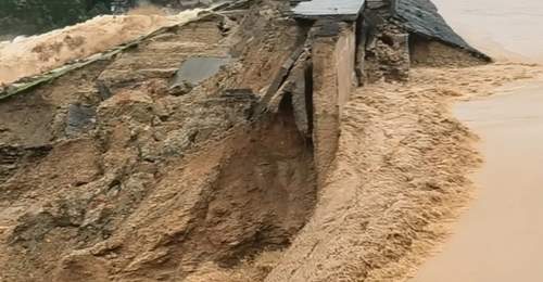 广西南宁防汛应急响应提升至一级,横州市六蓝水库发生严重险情,坝体出现缺口