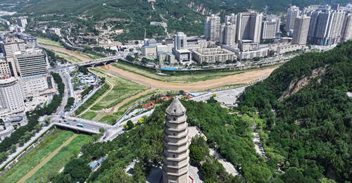 国际友人在革命圣地延安“重走斯诺路”