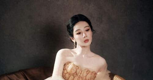 杨紫 春夏高定|白玉兰视后首场亮相,鎏金纱裙尽显温婉雅致