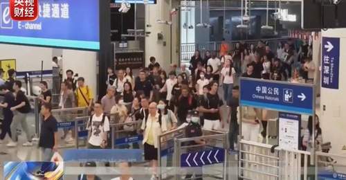 国外热到难熬?老外扎堆来中国纳凉