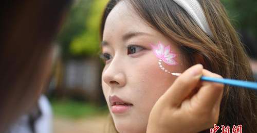 云南普者黑:游客泛舟赏花欢庆“花脸节”