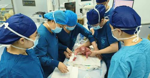 胎儿臀部长出巨型肿瘤,深圳一女婴出生即接受高难度手术