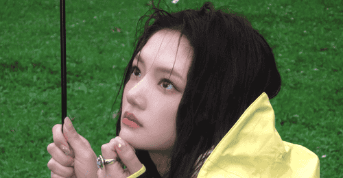 雨衣时尚风潮:欧阳娜娜任敏等明星演绎防水潮流穿搭