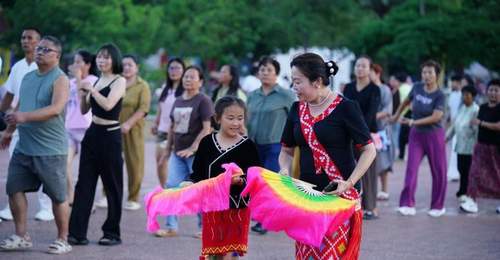 云南瑞丽目瑙纵歌盛况:民族欢歌共绘团结同心圆