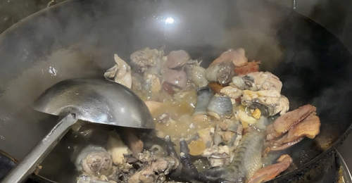 古墨村雨季限定邀约：共赴红菌煮鸡的鲜醇体验