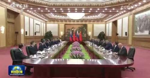 习近平同斯洛伐克总统佩列格里尼共话合作 欢迎仪式现场礼兵致敬国歌嘹亮