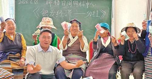 柳梧新区长者手工义卖分收益 众邻伙伴齐享活力晚年生活