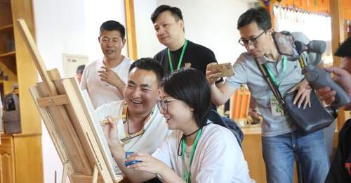 2026网络名人青海行走进同仁 沉浸式体验热贡非遗艺术魅力