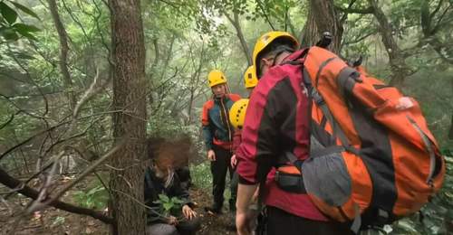 怀柔两名采药老人深山受困超30小时 因民俗顾虑与救援人员反向行走错失获救时机 经跨昼夜搜救终被安全转移