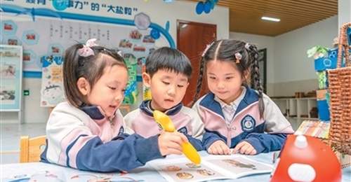 “电子带娃”成不少家庭育儿常态 这些多元亲子活动正吸引孩子主动参与