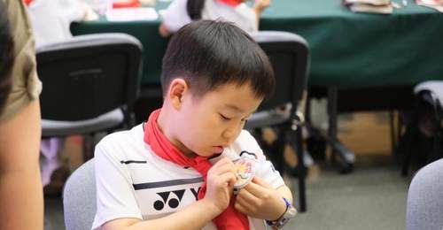 省档案馆里办起美术体验课 杭州小学生用文创画笔解锁红色历史新方式