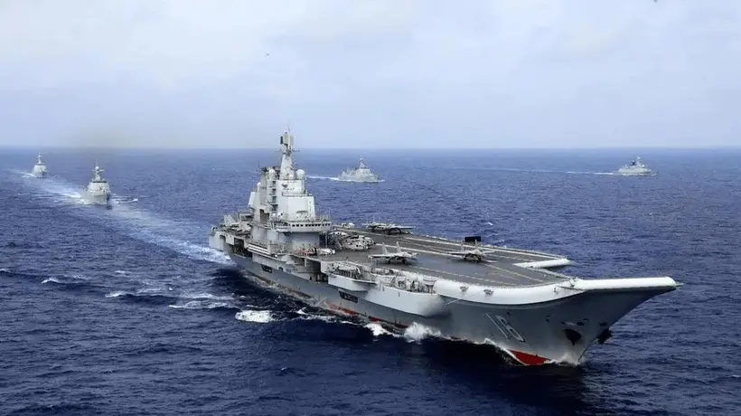 日本不装了,模拟攻击辽宁舰,轰6飞抵日本海,高市早苗下场恐怕不妙