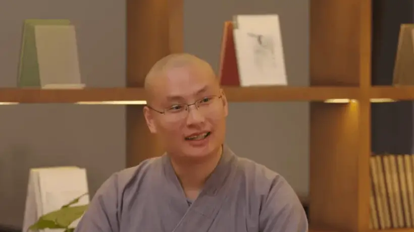 高僧沉迷CS而走红,穿僧衣观看比赛,被问游戏里击杀算不算破戒?