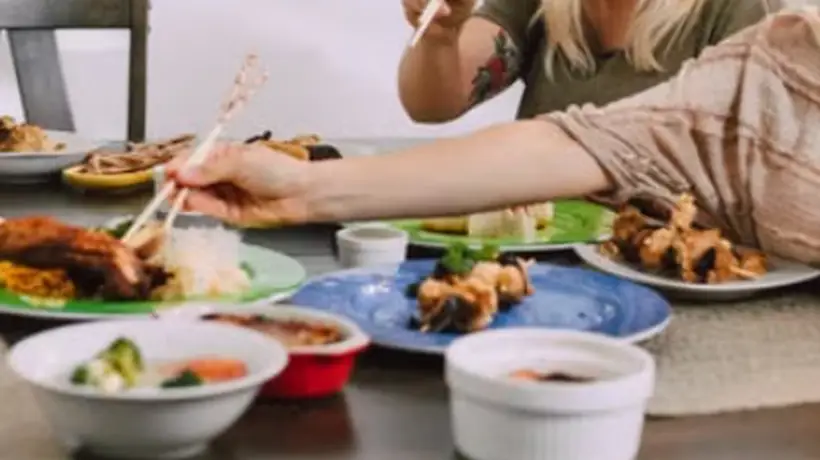 在外就餐,主动调整点菜减少重油重盐菜品