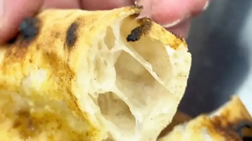 意式拿坡里披萨：焦斑饼边勾食欲，外脆内润嚼劲足