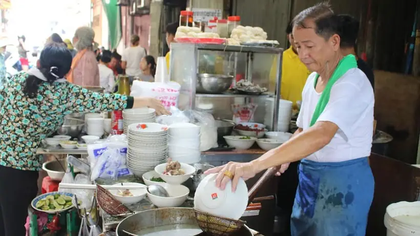 金边乌亚西市场旁隐藏美食巷:烟火气中的地道风味