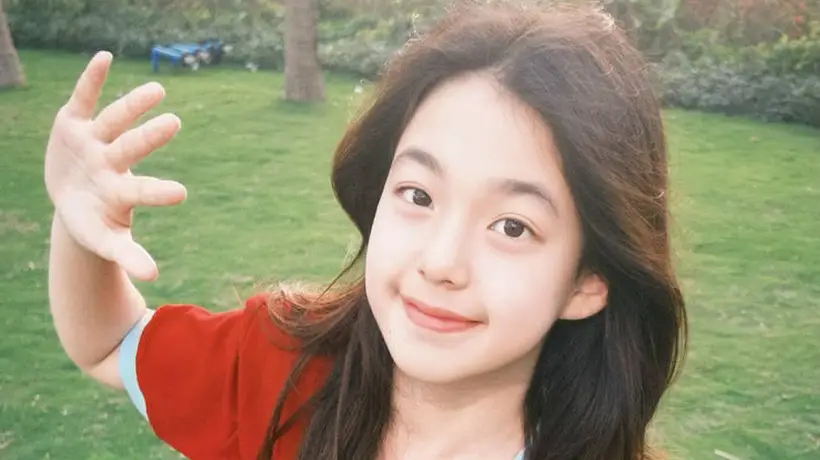 刘畊宏晒小泡芙13岁生日照 亭亭玉立形似妈妈