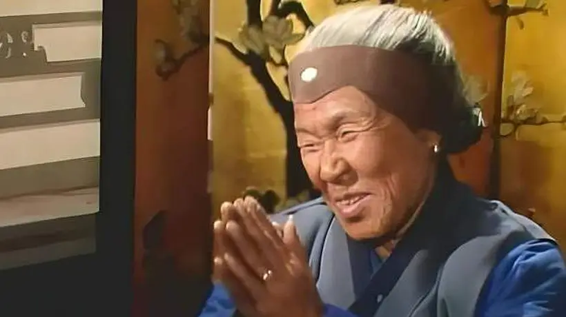进贾府的刘姥姥最先遇到的那位好心人,原来藏着最暖心的红楼细节里