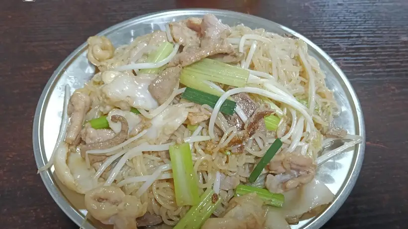 在北流街边生料炒粉店 连搭几桌客人聊起半世烟火里的吃食念想