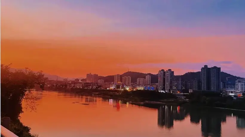 来石泉过夏日!游江泛舟享清凉,追霞拍美照,逛烟火夜市解锁多元体验