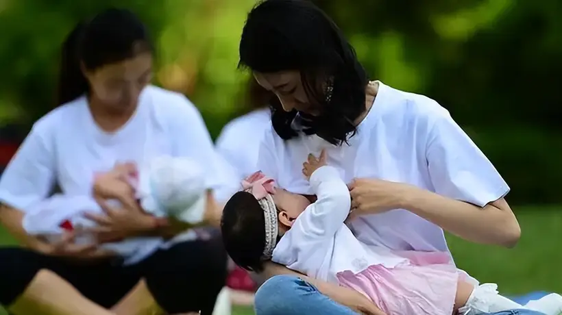 路边哺乳遭讥讽?宝妈分享喂养经历 网友直呼有奶被羡不用省奶粉钱