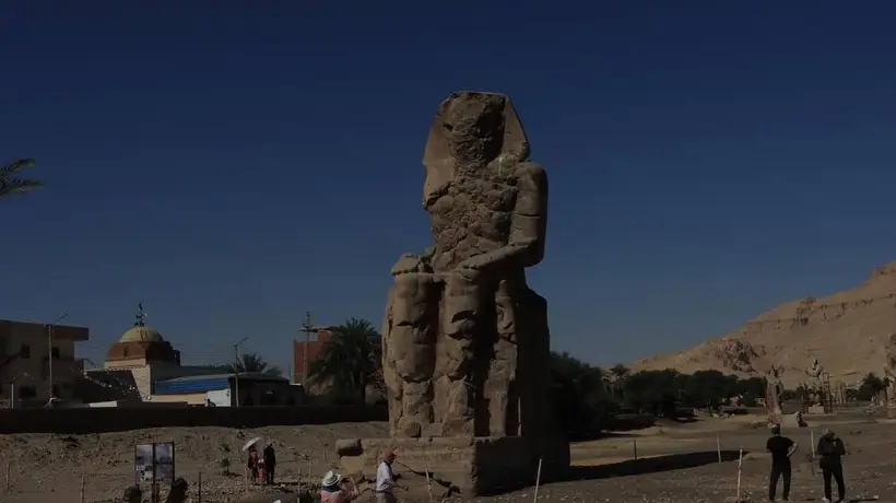 走进埃及卢克索3400年的门农巨像，感受18米砂岩雕像的震撼体验