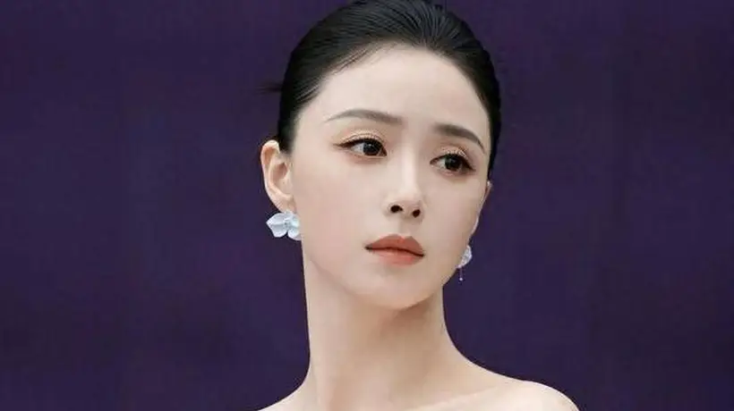 43岁蒋欣清凉写真登场 观众热议丰腴之美尽显多元魅力