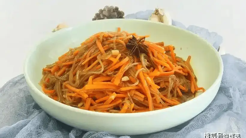 脆爽醋溜藕丝,秋日家常菜里藏着多元体验,亲手复刻还能解锁专属鲜香